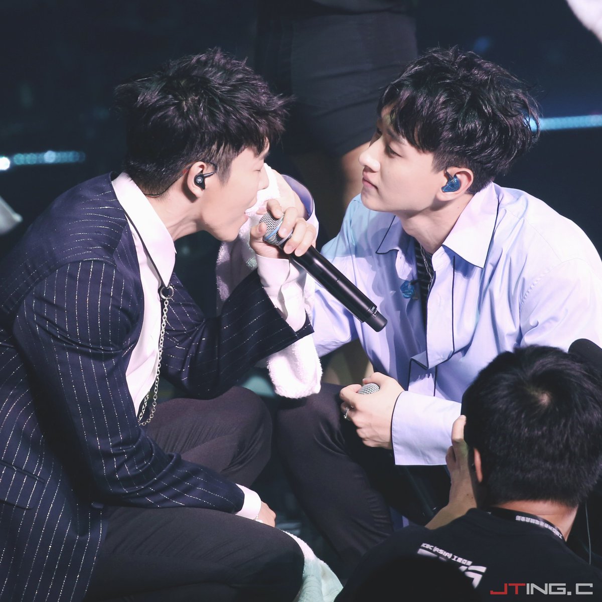 heechulting's tweet photo. 170805 SMT IN HK #SMTOWNinHK 
#DnE part⑤ @donghae861015 @AllRiseSilver 
LOOK AT EUNHYUK!!! HOW SWEET!!!
【DO NOT REMOVE THE LOGO】
PHOTO BY JT https://t.co/pFbFzMDMUe