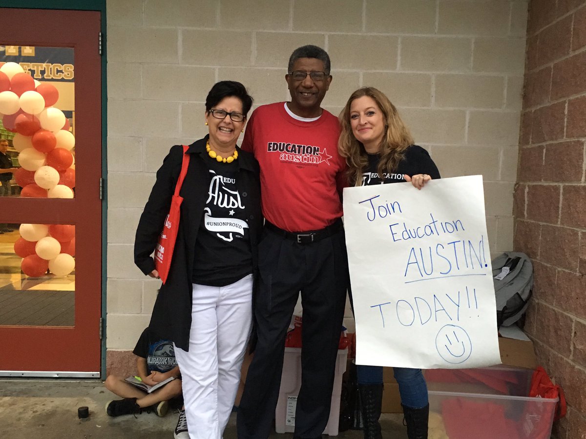EdAustin_TX's tweet photo. @EdAustin_TX signing up members to our union #EdAustin @txstateteachers @TexasAFT #StrongPublicSchools @louismalfaro @NoelCandelaria https://t.co/sL2ShjV4HD