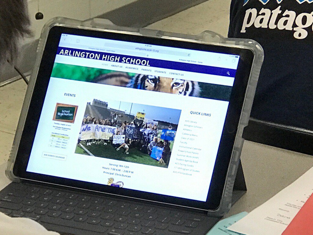 ACS_System's tweet photo. OUR students at AHS are wasting no time becoming familiar with their new iPad Pros! #redefiningteachingandlearning #1stdayofschool https://t.co/LhSs7hU0Lm