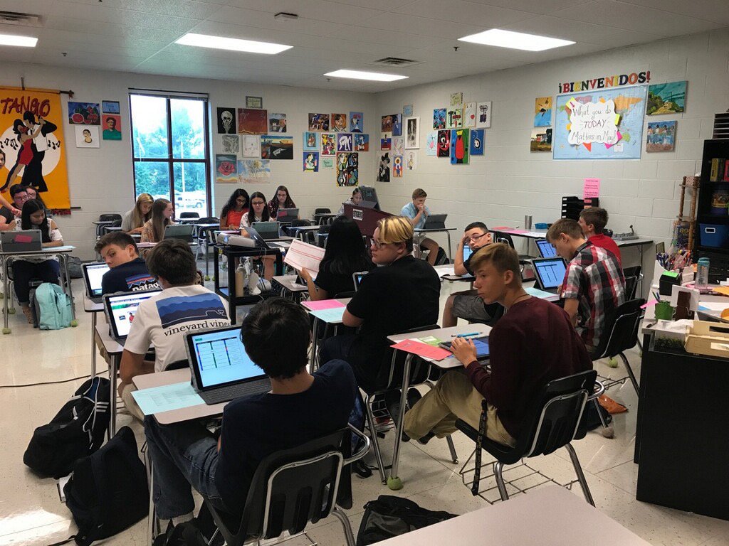 ACS_System's tweet photo. OUR students at AHS are wasting no time becoming familiar with their new iPad Pros! #redefiningteachingandlearning #1stdayofschool https://t.co/LhSs7hU0Lm