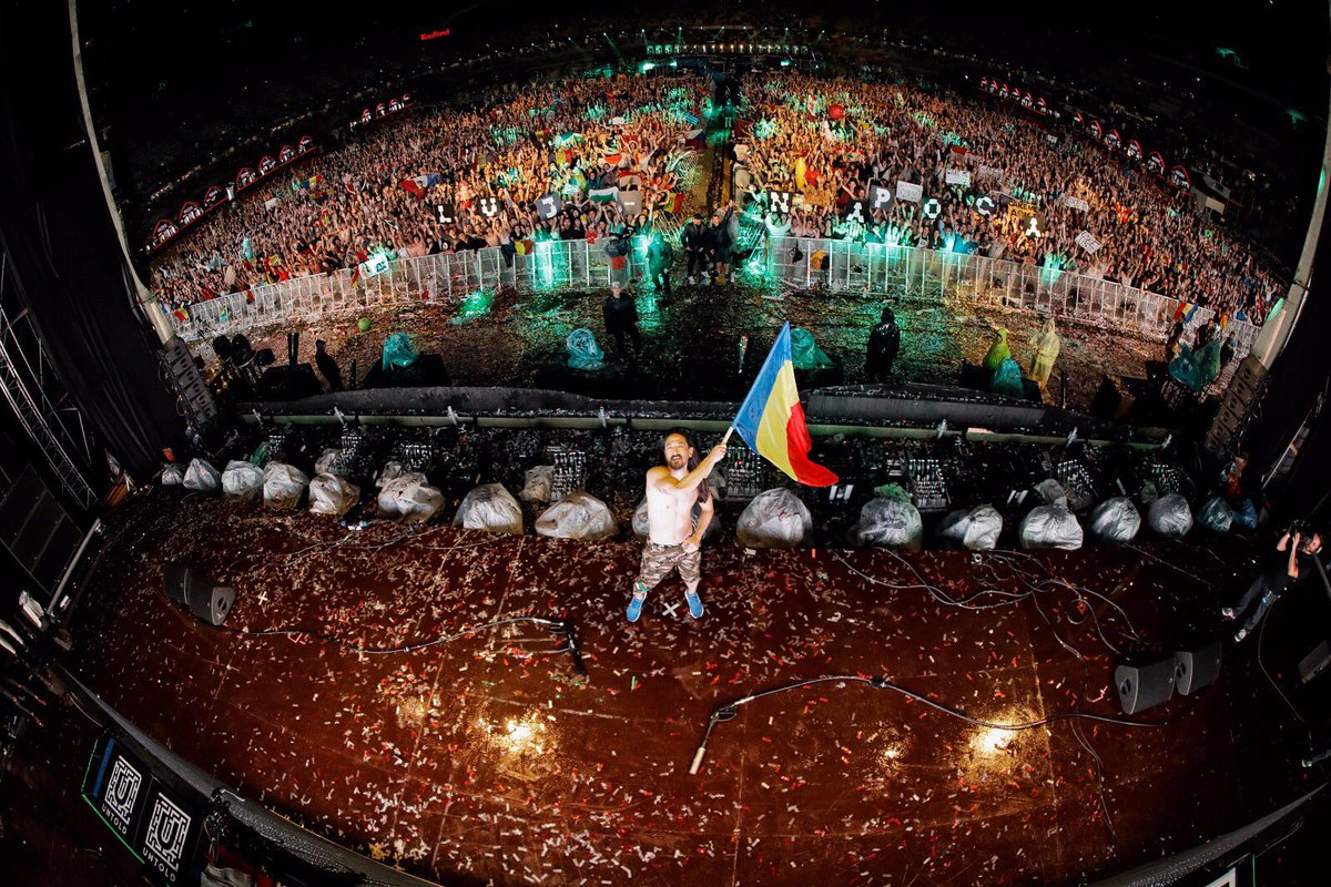 steveaoki's tweet photo. Romania u blow my mind!!! Absolutely one of the best crowds in the world. I'm so humbled that u stayed with me through the pouring rain! https://t.co/rXA37FDW4f
