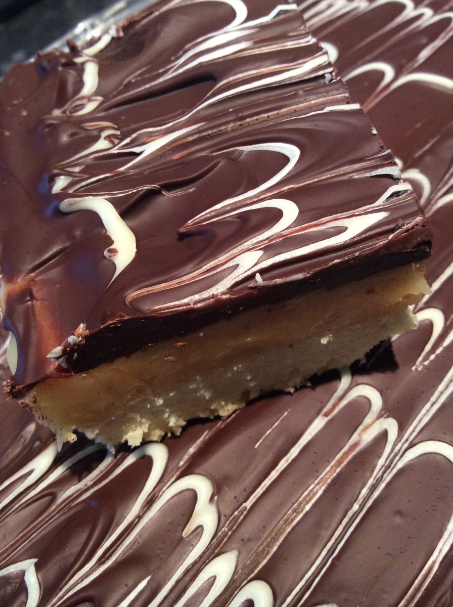 TodayICooked's tweet photo. When the day is dull, brighten it up with some millionaire's shortbread https://t.co/dD9K6dEWb3
