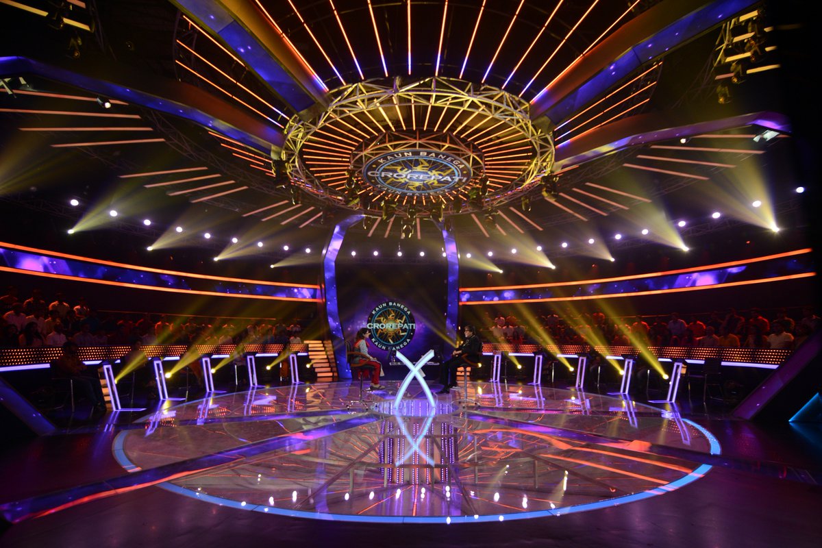 SrBachchan's tweet photo. T 2509 - KBC on !! 2 back to back rehearsals  .. and then to another studio for प्रार्थना की शुद्धता ! just back ।।  and now Ef की शुद्धता https://t.co/5cd8XR7sOq