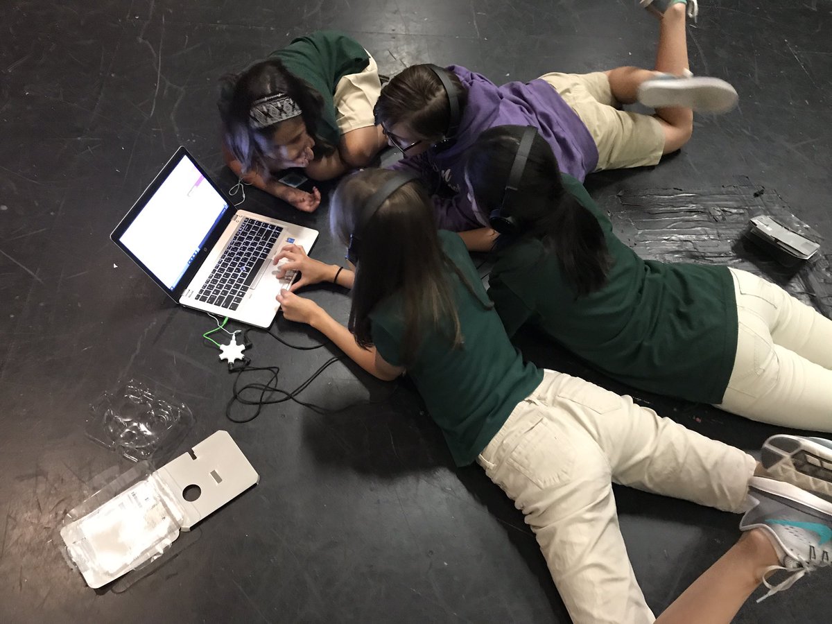 BashaCreativeMu's tweet photo. AMS Creative Music sts collaborating on a new project! @Basha_AMS #GoBears #bearpride https://t.co/QYvRuorjrw