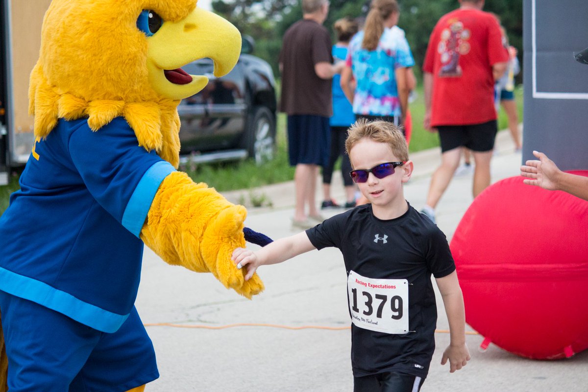 ArveeCEagle's tweet photo. Had a blast w/ @HamiltonEHog at @RosecranceNews 5K on Sunday! Great time for a great cause! https://t.co/OUrxVgRwEc
