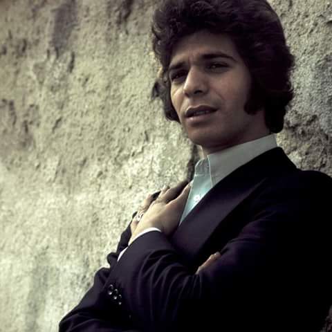 El soñaba sobre el tiempo 
Flotando como un velero 
Nadie puede abrir semillas