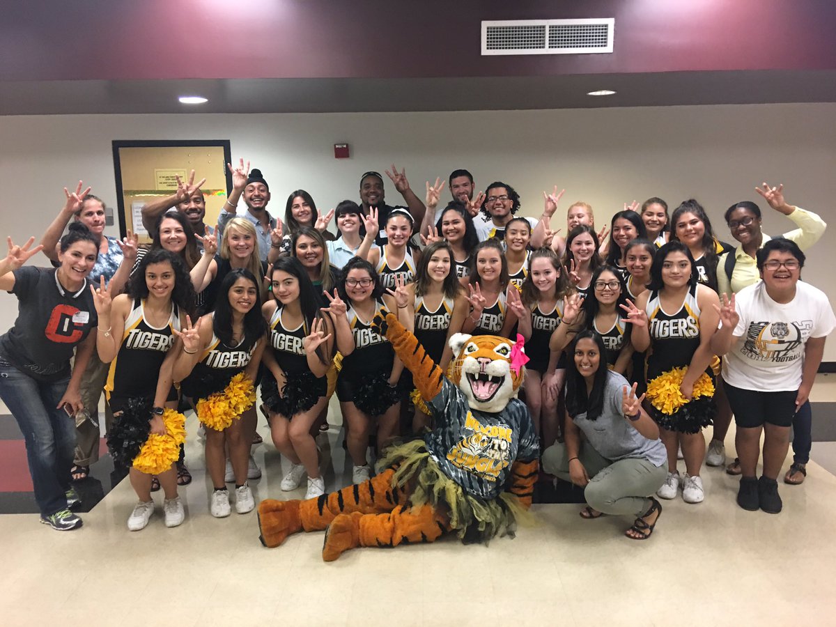 SpringWoodsHigh's tweet photo. Excited for the upcoming year with our Tigers! #GoldStandard2017 #TigerProud https://t.co/b1Apq1CNii