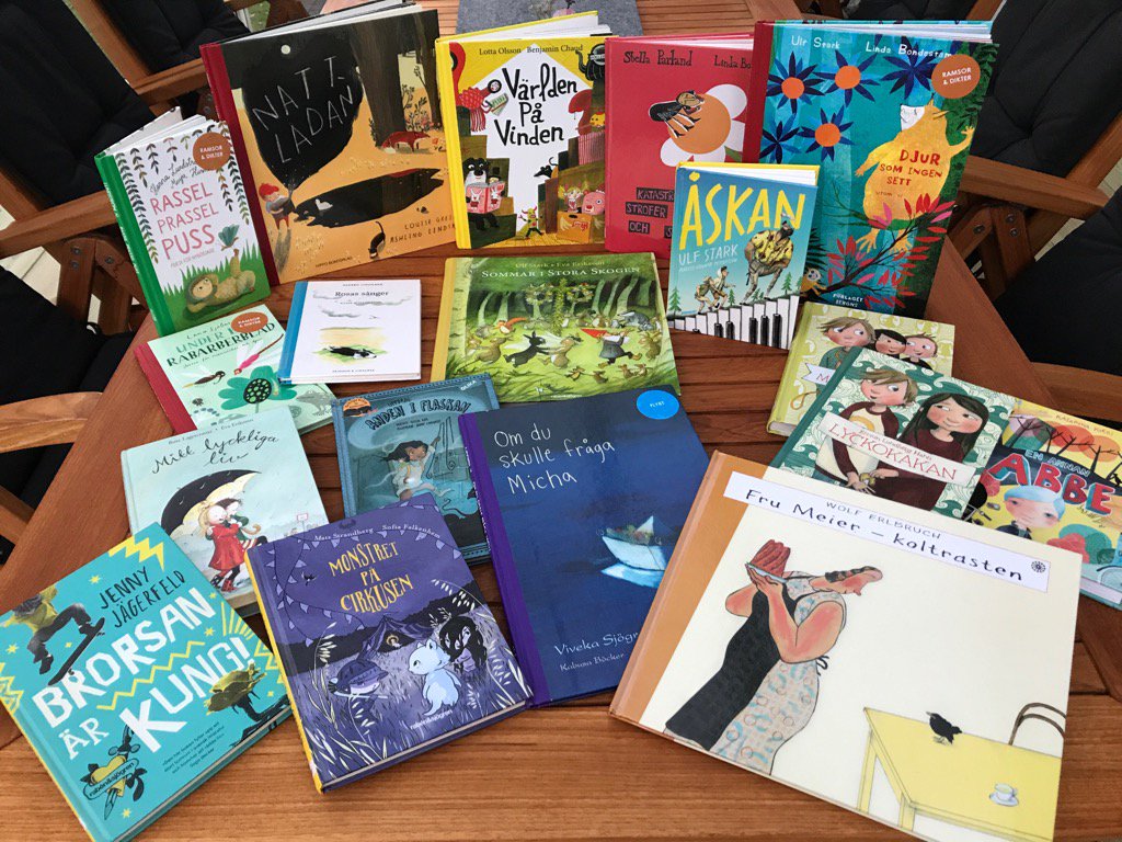 ankikallman's tweet photo. Nyss hemkommen från biblioteket! 💛 Laddar för LÄSåret. #högläsning #textsamtal #dukamedböcker https://t.co/glssNRnByu