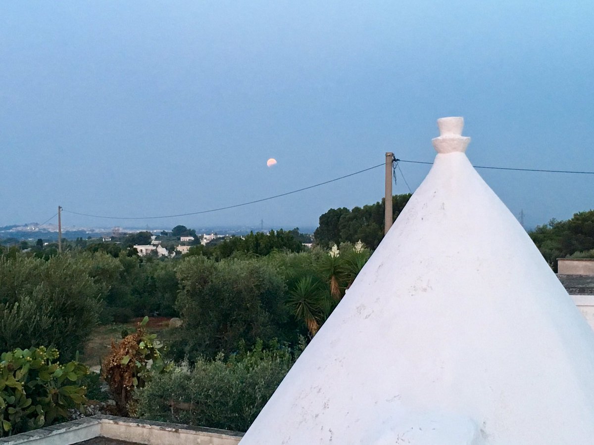 mibov's tweet photo. L'eclissi di luna stasera con il trullo #Puglia https://t.co/MNQIzhpZXO