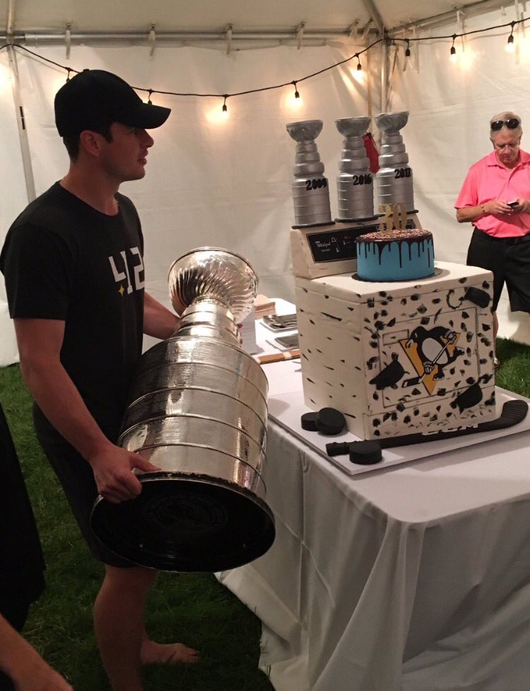 Crosby celebrated his 30th birthday with a cake in the shape of the dryer he used for target practice as a kid growing up. 👀👀