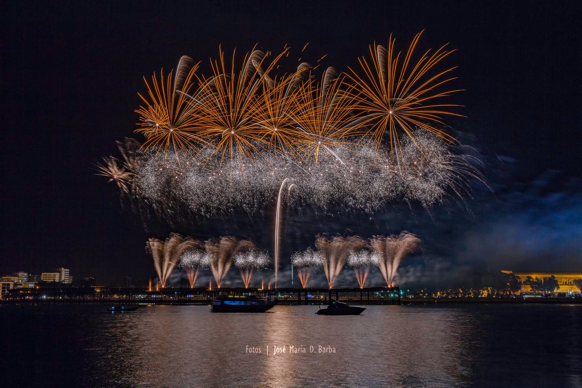 Ayer en el #PaseodelaRía no cabía un alfiler. Ningún onubense quiso perderse el broche final a las #Colombinas2017 : los fuegos artificiales