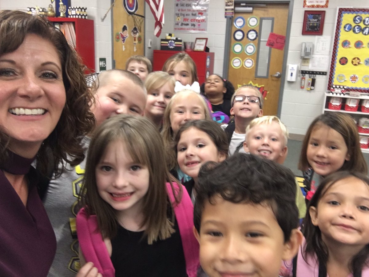 frenzyfirsties's tweet photo. Who just has the BEST first day of school EVERRRRRR?!?! 🙋🏻🙋🏻🙋🏻 @oakgrovefalcons 📕✏️📓🖍 https://t.co/nrdCk8og37