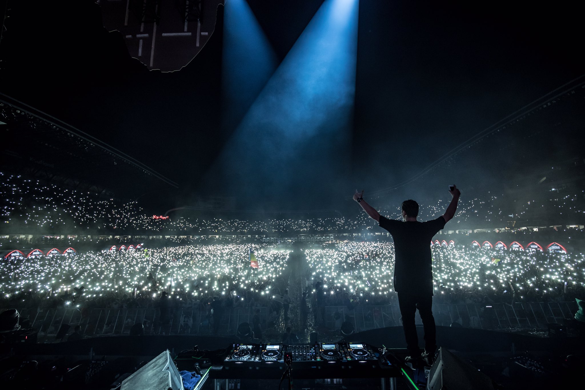 DGpjwYLXoAIMteS?format=jpg&name=large The Secret to Martin Garrix’s Success: The Support and Presence of His Parents at Every Show