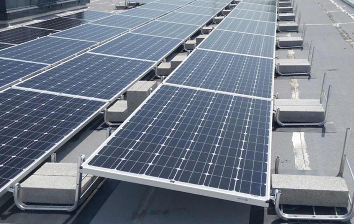 OaktonCollege's tweet photo. #Oakton’s #Skokie campus adds #renewableenergy source with addition of 80 roof-mounted solar panels.  https://t.co/7wxzbwckYP https://t.co/82GjKdwZub