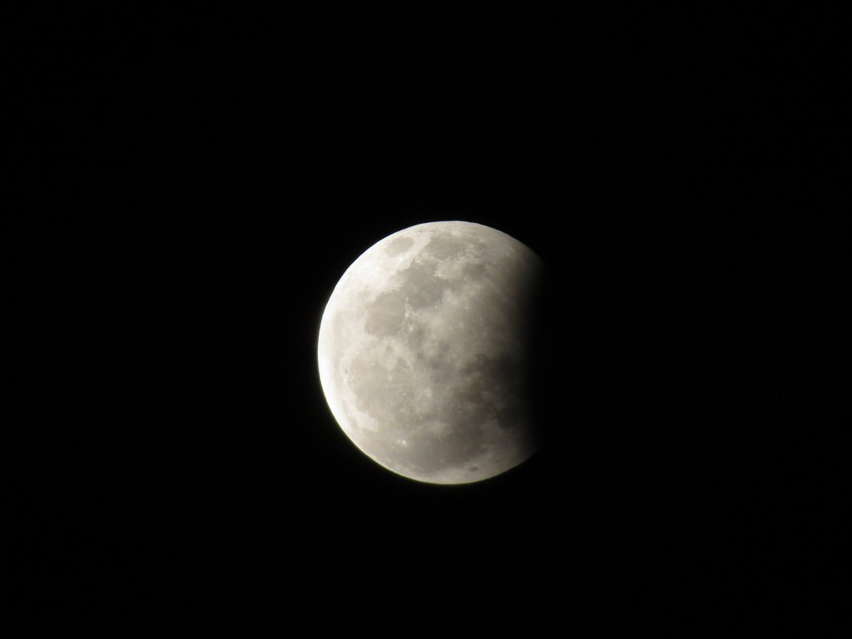CooksComfortZA's tweet photo. A beautiful #lunareclipse this evening, the second of two lunar eclipses in 2017.    #Eclipse2017 #eclipselunar #SouthAfrica https://t.co/oowO3TuhM3