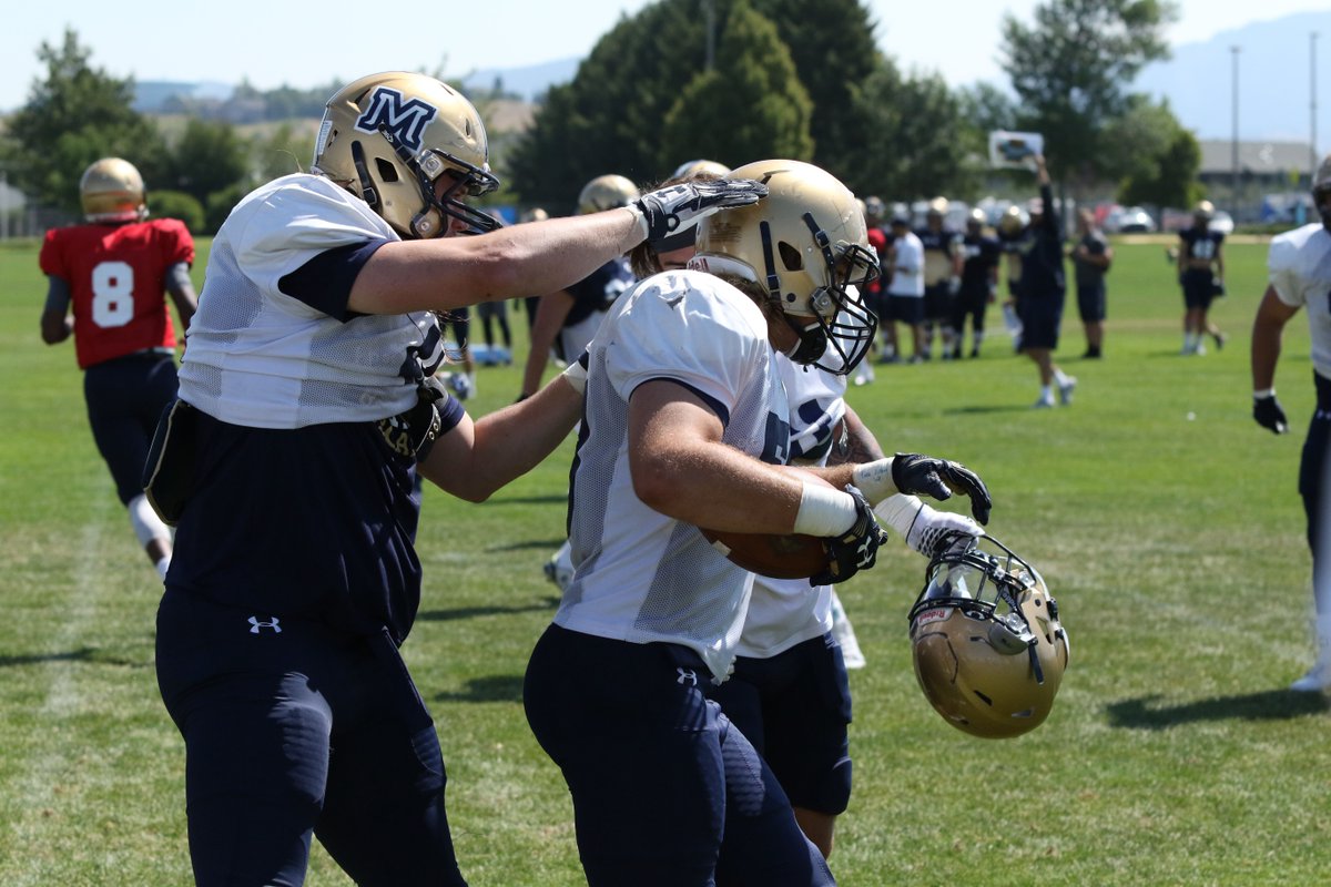 MSUBobcats's tweet photo. #CatsInCamp 🖐 is in the 📚. 

Check out the 📸 from the first full pads practice for @MSUBobcatsFB ➡️ https://t.co/s5SkjWPBHB https://t.co/U8XJLePsxI