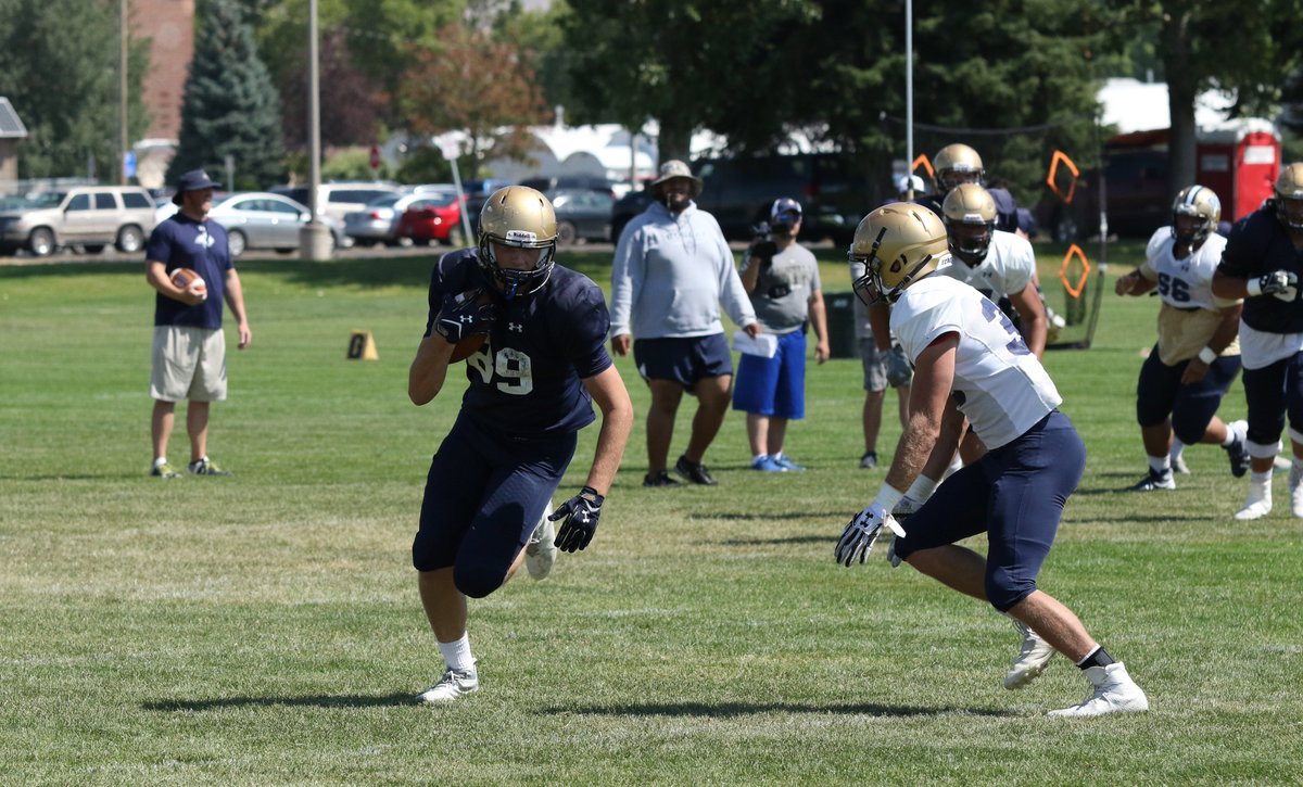 MSUBobcats's tweet photo. #CatsInCamp 🖐 is in the 📚. 

Check out the 📸 from the first full pads practice for @MSUBobcatsFB ➡️ https://t.co/s5SkjWPBHB https://t.co/U8XJLePsxI