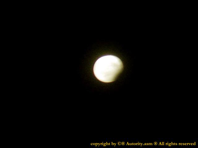 Mauri_SMM_SEO's tweet photo. eclissi parziale di luna , poco fa , di seguito 3 mie foto , per Voi #eclisse #eclissi #eclispse #luna #moon 2 di 3 #foto https://t.co/OSCrb4apRn