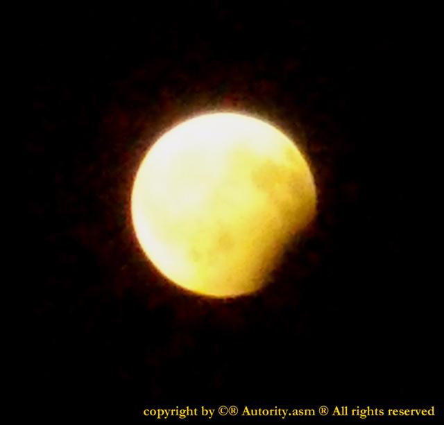 Mauri_SMM_SEO's tweet photo. eclissi parziale di luna , poco fa , di seguito 3 mie foto , per Voi #eclisse #eclissi #eclispse #luna #moon 3 di 3 #foto https://t.co/ScsNXYXns7