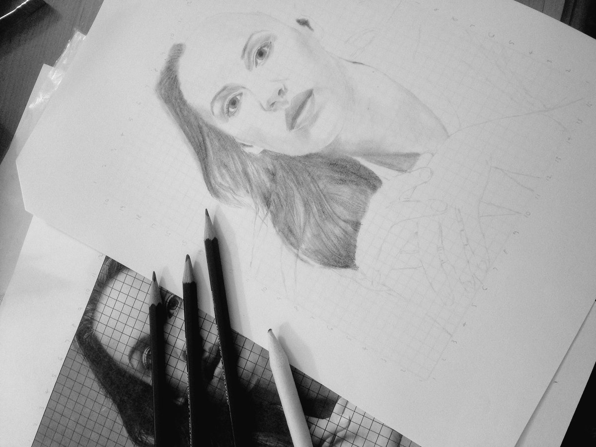 LKRobertsArt's tweet photo. I haven't drawn in a good few months, so I'm getting back into it with a sketch of the beautiful Jessie Mueller 😊 #jessiemueller #drawing https://t.co/18OiJKwTAx