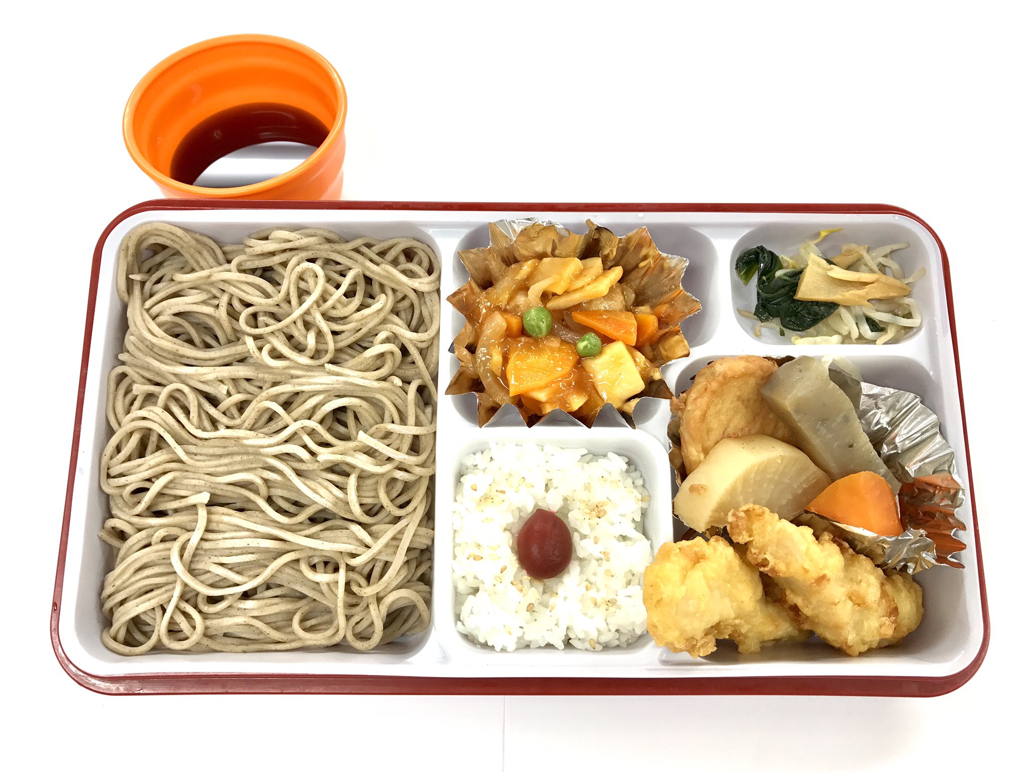 ハローランチ Lunch Delivery 8月8日 火 麺亭 日本そば 鶏天ぷら 煮物の盛り合わせ 肉団子酢豚 チンゲン菜メンマ和え ヘルシーご飯 ハローランチ お弁当 ランチ お昼ごはん 足立 健康 栄養 野菜 ヘルシー そば 夏 T Co