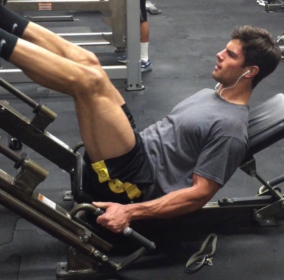 Jogieeebear's tweet photo. Everyday is leg day—Monday, Tuesday, Wednesday @naomismallsduh https://t.co/CvQ15ascNB