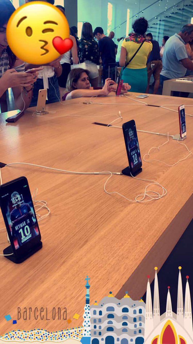 Lameufdejawad's tweet image. 🔴🤣🤣🤣🤣 Barcelone c'est Paris les Fans de Paris a Barcelone. Troll #Applestores  #Barcelone #oklm #psg @PSG_inside  #neymar  #CulturePSGLive