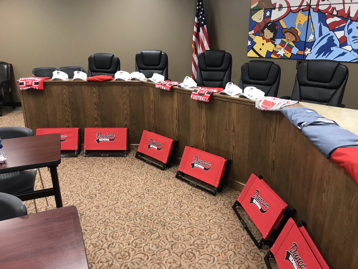 DuncanSchools's tweet photo. Duncan loves our new teachers!! Lots of great prize donations for training today! @teachduncan #duncanproud #welcometodps #thisisduncan https://t.co/HCMDU6xAJR