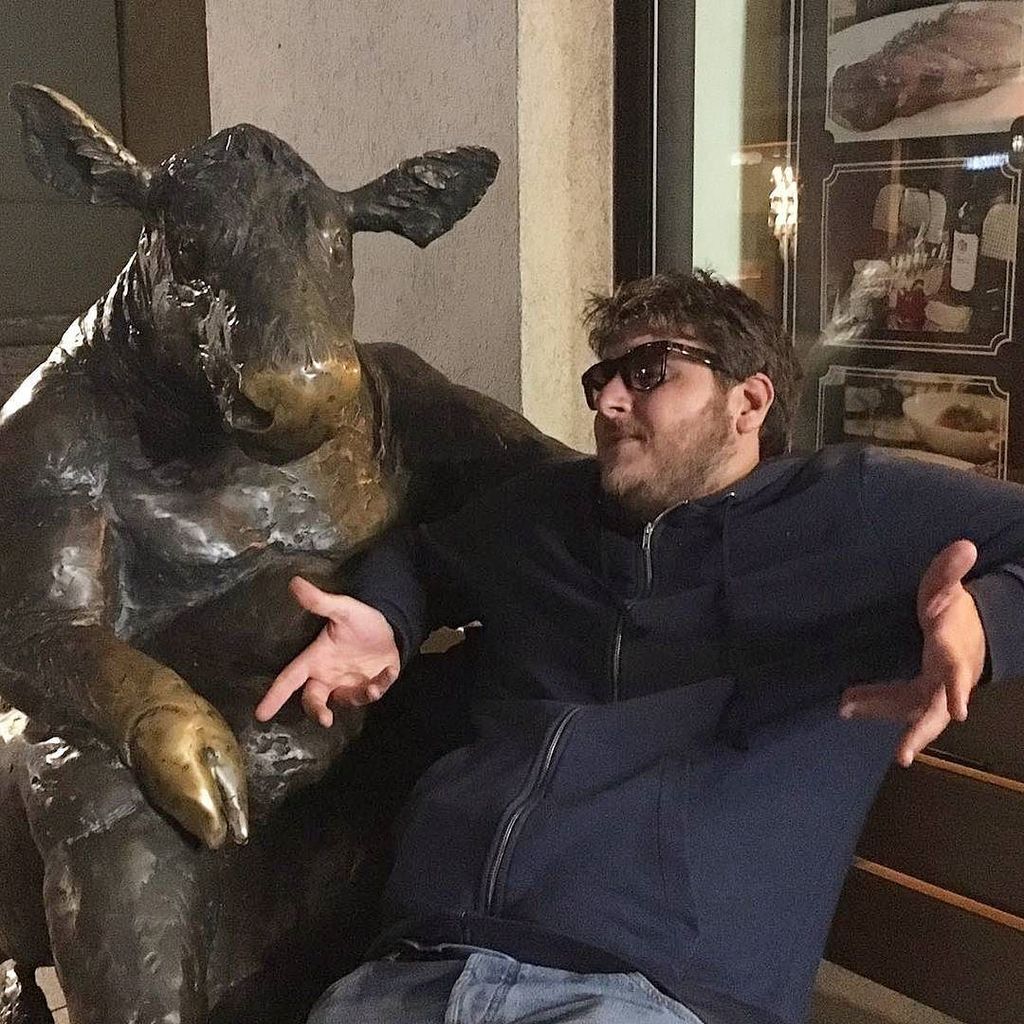 BOB_Liuzzo's tweet photo. caro amico te lo dico da amico... #bobliuzzo #tallin #estonia #cow #statue #chat #drunk #drunkstagram #talking #be… https://t.co/ITQXltPOw0 https://t.co/uClsofHlRm