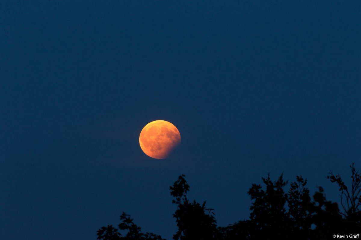 Kevin_Graeff's tweet photo. First quick and dirty processed Images of the partial lunar eclipse today! More will follow soon;-) @AAW_Darmstadt https://t.co/CpXnVUxvqc