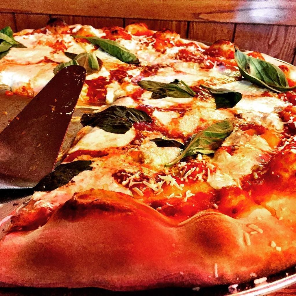 BillHengst's tweet image. I dunno... the pizza in #chicsgo is still better #NYC ift.tt/2ujUtMA