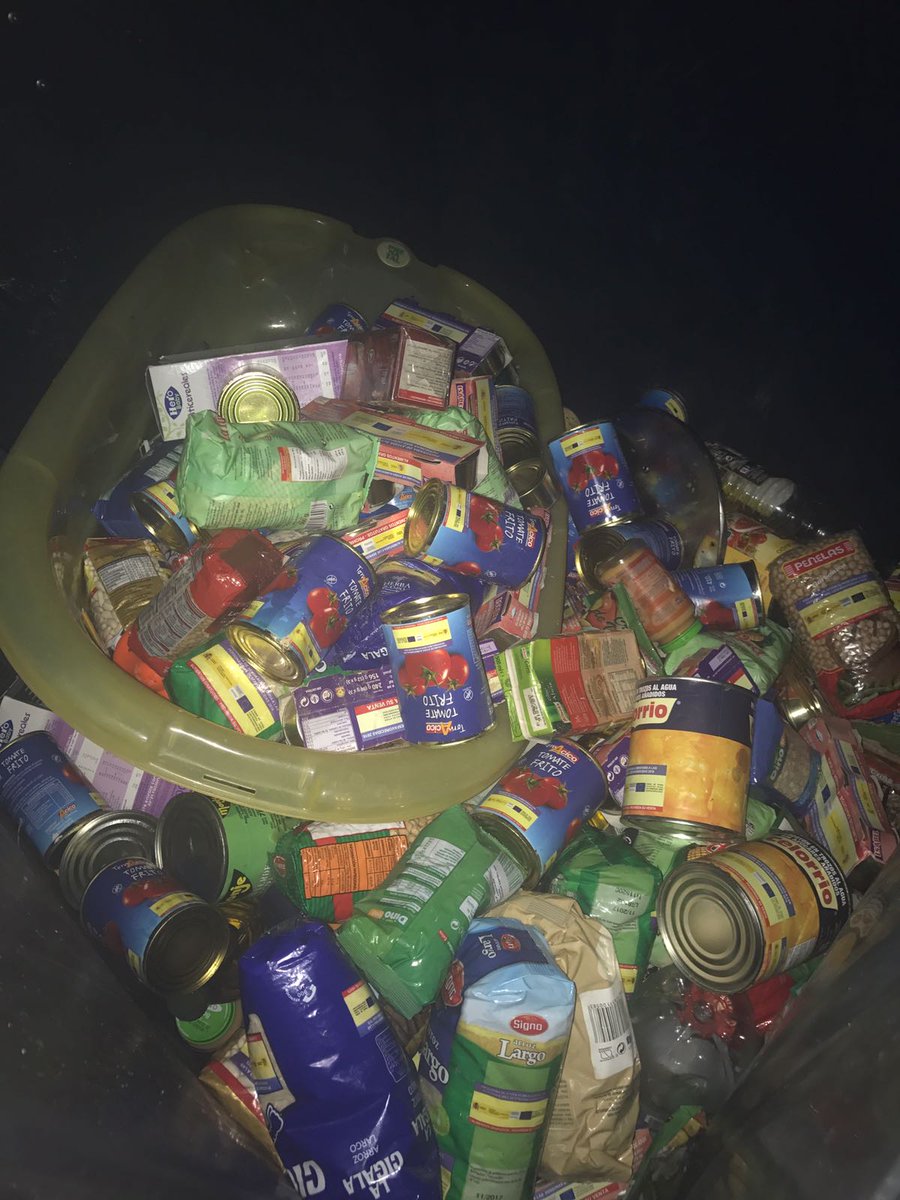 luciaog's tweet photo. 1/2 La comida del banco de alimentos en los contenedores de La Aldea https://t.co/Mu2eWfIzdt