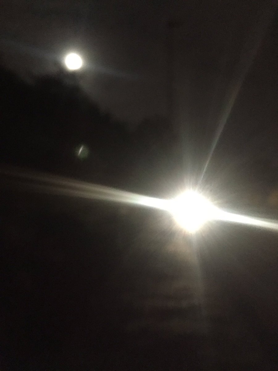 joacasa's tweet photo. Menos mal que el camino está iluminado (sí, únicamente por la luna llena y el faro de un coche)... Gracias concejal de transporte Las Rozas🏅 https://t.co/ndHVI2UTkt