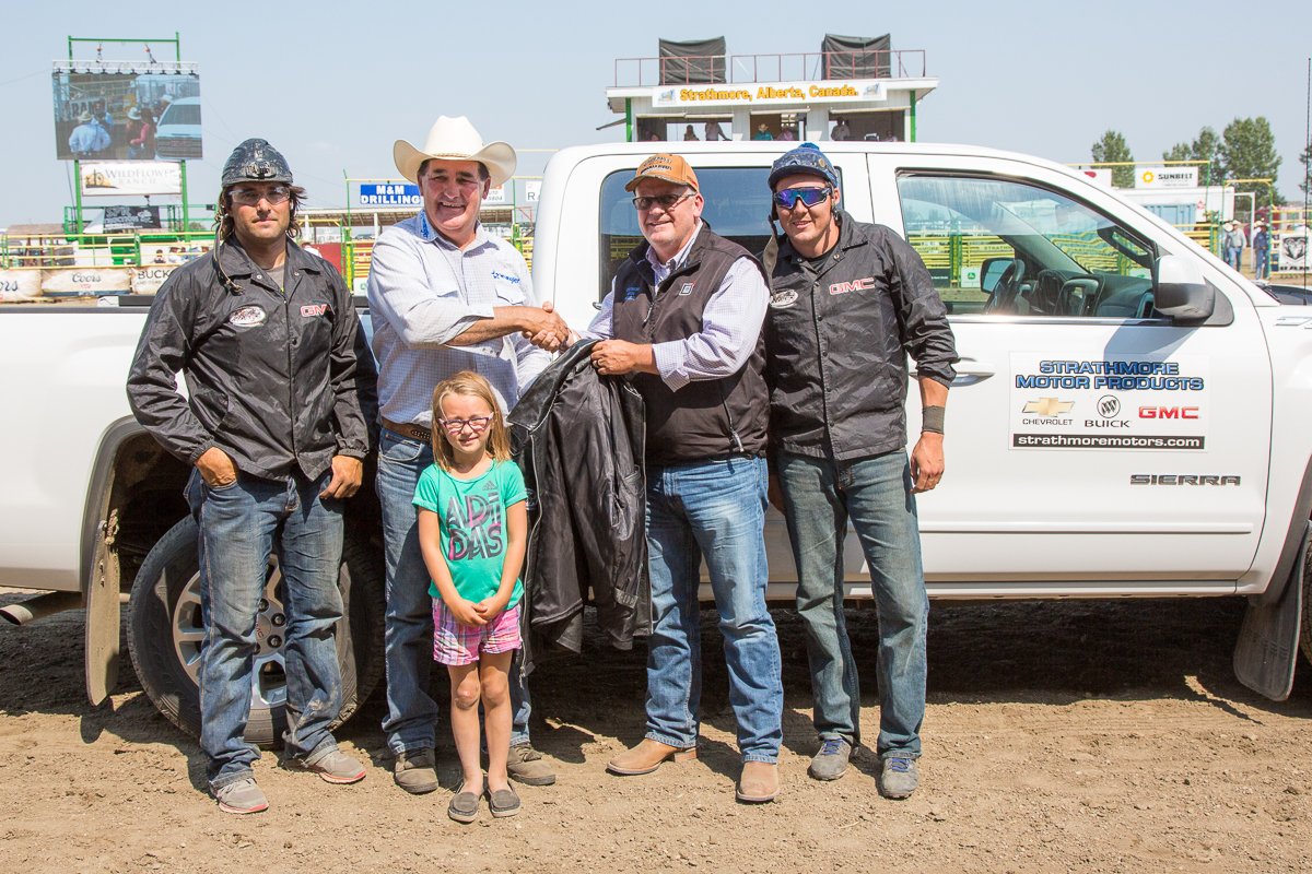 Congratulations to Gary Gorst (second left) after winning the Chuck aggregate at the 2017 <a href="/StrathStampede/">Strathmore Stampede</a>! <a href="/Strathmore_Town/">Town of Strathmore</a> <a href="/WPCAChucks/">WPCA Chucks</a>
