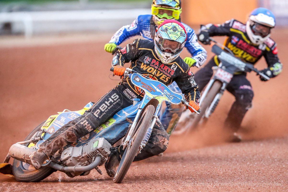 Great racing tonight between <a href="/WolvesSpeedway/">Wolves Speedway</a> and <a href="/poolespeedway/">Poole Pirates Speedway</a> nice shot here of @kyle_howarth leading into turn 3