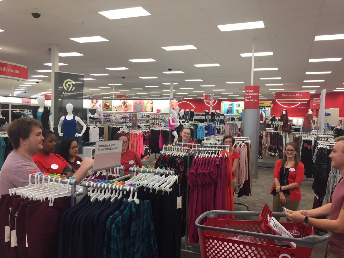 <a href="/CollinsMason14/">Mason Collins</a> leading the first Style huddle!  Sharing our new brands!  #endtoend <a href="/Shane23psu/">Shane imschweiler</a> @ColonJosian <a href="/JustinBowen01/">Justin Bowen</a> @RinggoldJeffrey