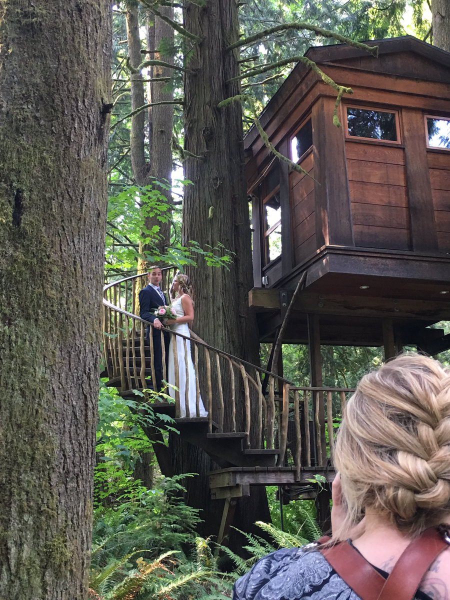 KwarsheMD's tweet photo. How many modern-day tree huggers can say they have been to a treehouse wedding? #treehousepoint 🌳#katelynandroman forever💚
#soblessed🙏 https://t.co/lA9zexGbLa
