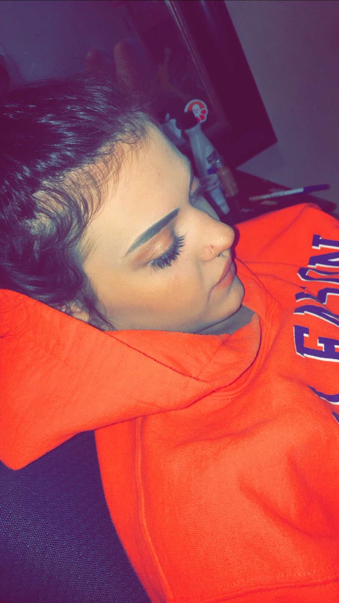 cupcakeST4L's tweet photo. She's just cute that's it 💕 &amp; your ugly and broke ‼️ https://t.co/hdWsRdADXV