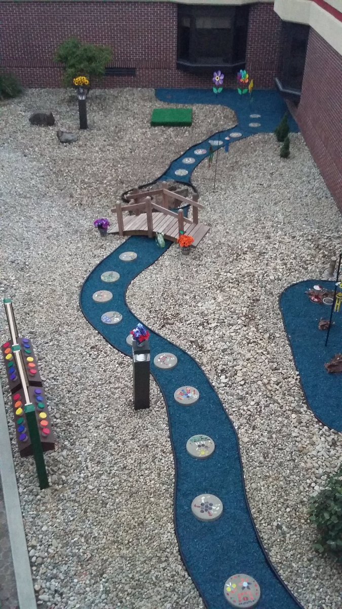 fallcreekelem's tweet image. Loving our new art room courtyard and our new murals. Way to go Mrs. Parkison. @FCEhse