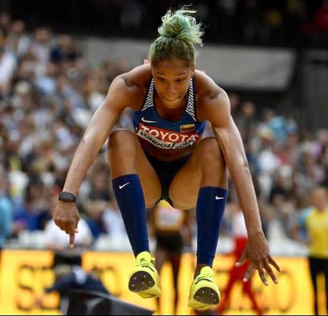 Aerolatin's tweet photo. Nuestra Yulimar Rojas es Campeona Mundial del salto triple en Londres ganándole a la favorita Catherine Ibargüen con una marca de 14.91. https://t.co/QGyyeRbELu