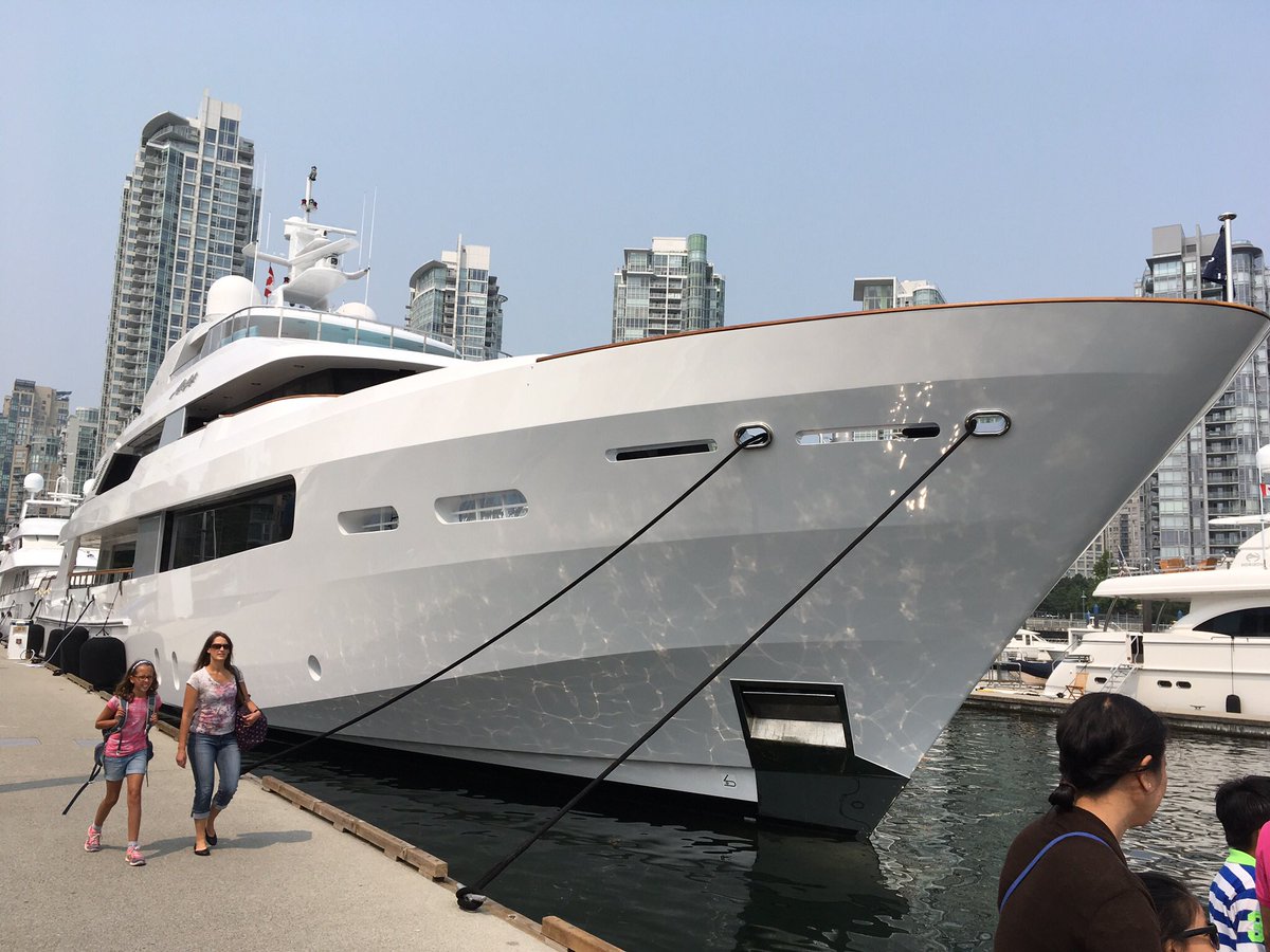 gavroost's tweet photo. #vancouver #shitboat https://t.co/6zQHwFPAt4