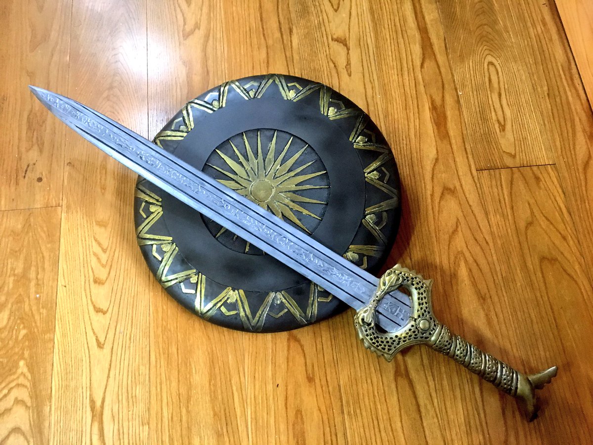 仮面屋 Twitterissa 小道具完成 ワンダーウーマン というわけで初の片手剣 盾 剣も盾も9割方木製 盾を削っている時 何度も 旧ライオンボードで作れば楽なんだろな という気持ちと 武器は武器たるべし という信念との葛藤がありました 俺の盾の作り方は