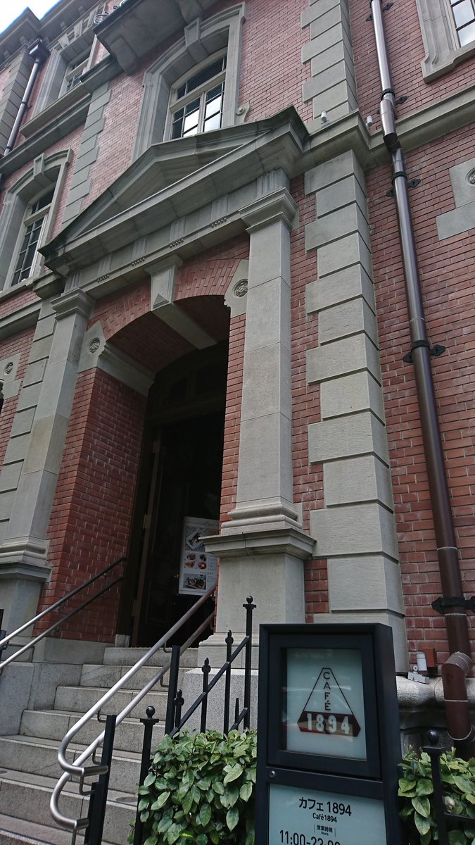 Rasslin ラスリン ランチ はスモークサーモンのテリーヌと牛のタリアータ まだ見てないけど レオナルド ミケランジェロ展 のタイアップメニュー お料理はもちろん 銀行の営業室を復元した内装も素敵 神戸で言うとこのe H Bankみたいな Cafe14