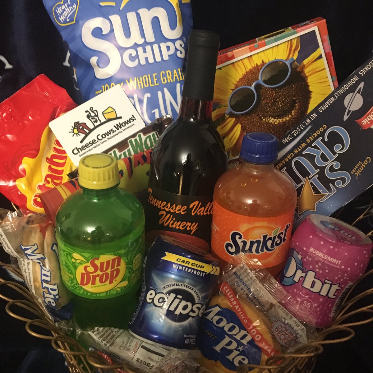 visitloudon's tweet photo. WIN this #EclipseLoCo basket!! https://t.co/UybhpnZwpc #goLoCo #SolarEclipse2017 #SolarEclipse #tennessee https://t.co/KHu0kaGFMf