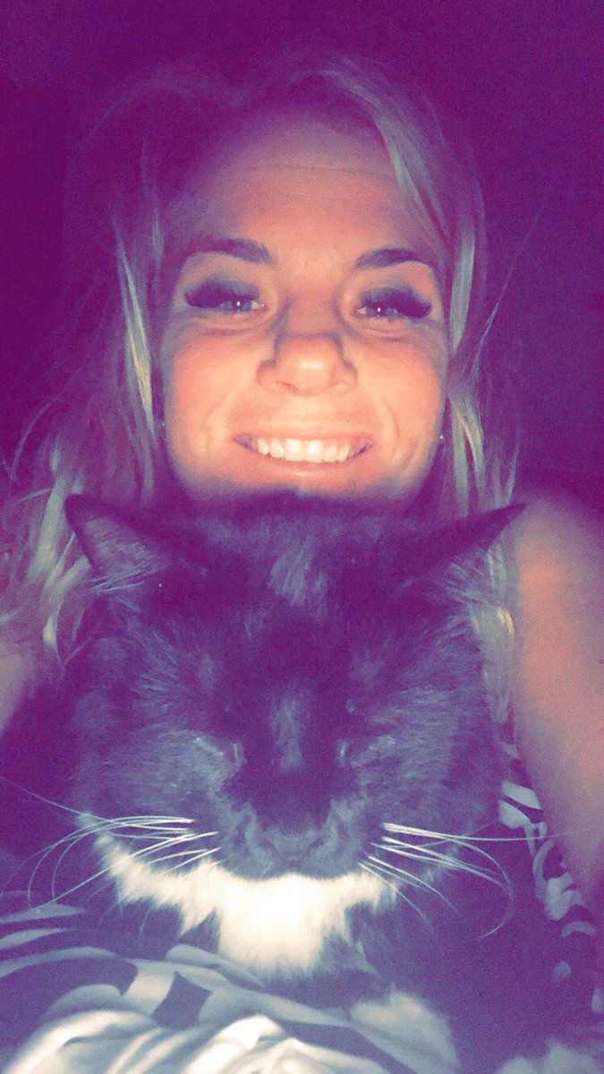 easymoneykelz's tweet photo. how we spend our mondays 😴😻#bedheadaf #nightshiftprobs #weekendshiftprobs #cakelife #tuxedo #mcm #mexicancatmonday 💕 https://t.co/syE2eiEwAH