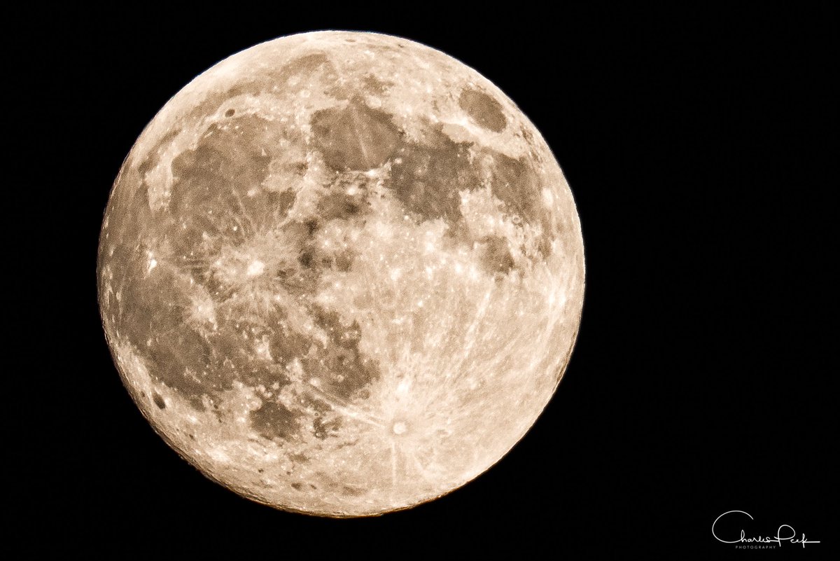 CharlesPeekWX's tweet photo. The "Sturgeon" full moon is out tonight preparing for it's big show on the 21st. @weatherdan #fullmoon #eclipsepractice https://t.co/X4AaEQMKTl