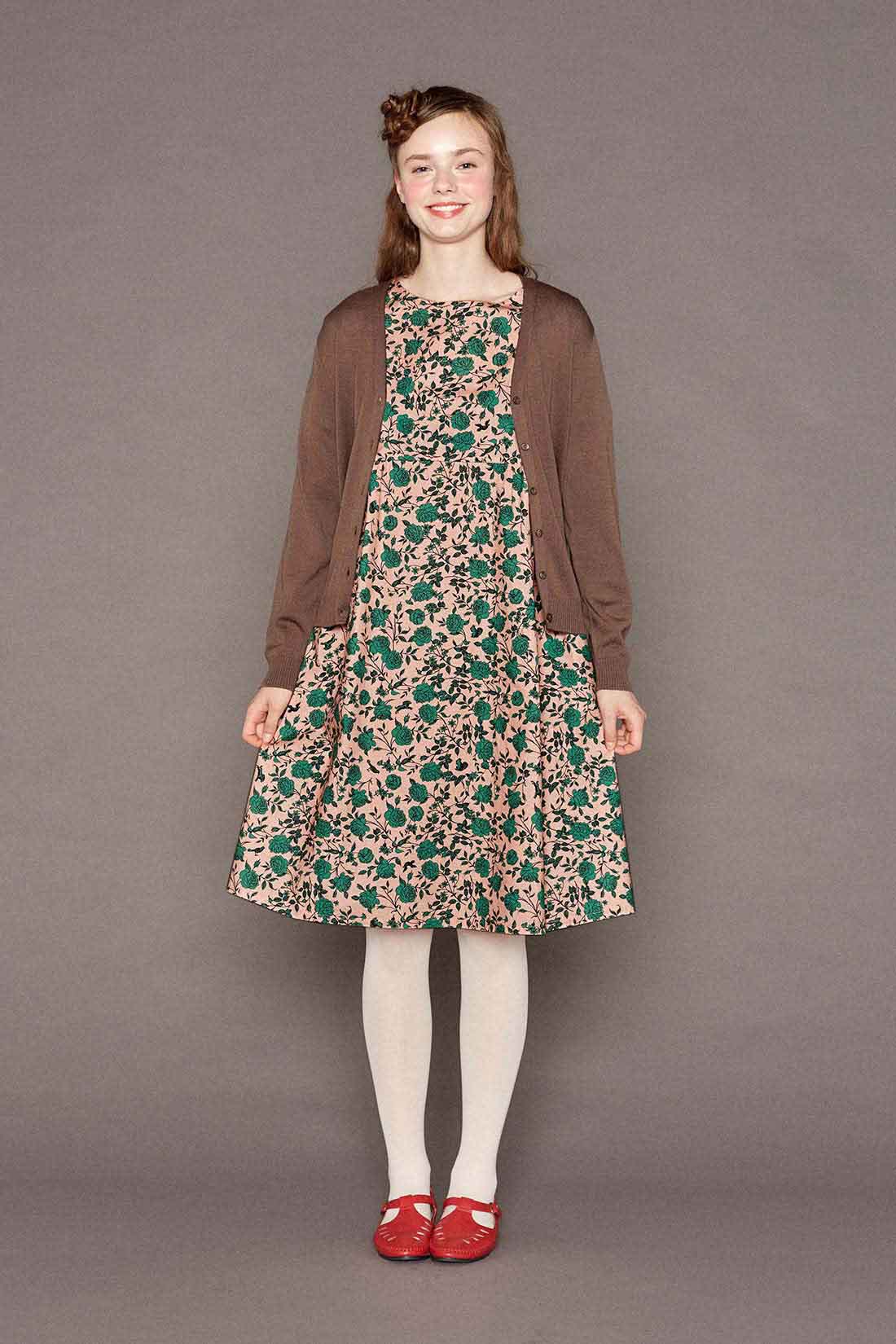 シロップ 秋の新作デビュー クラシカルな雰囲気のワンピースは やわらかい存在感でおめかしモードにうってつけ タートルやカーディガンをプラスすればシーズンを超えて楽しめるよ 森の動物たちがこっそり隠れているプリント柄がご愛嬌 T Co