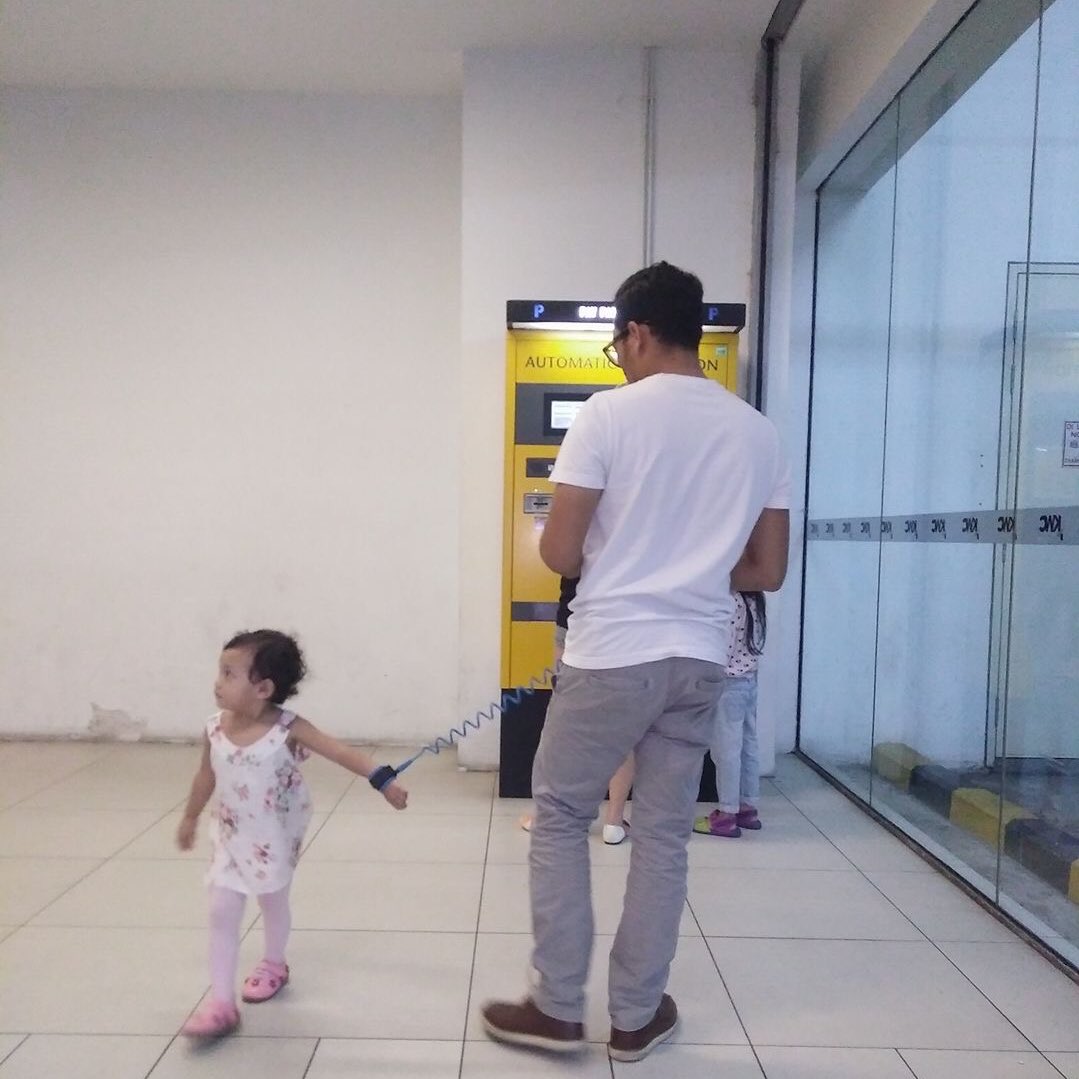Budak ni kena tambat dengan mak pak dia ada jugak pekdah. Hangpa yang kena tambat kat wayar fon waktu tengah caj tu lagi haru biru.