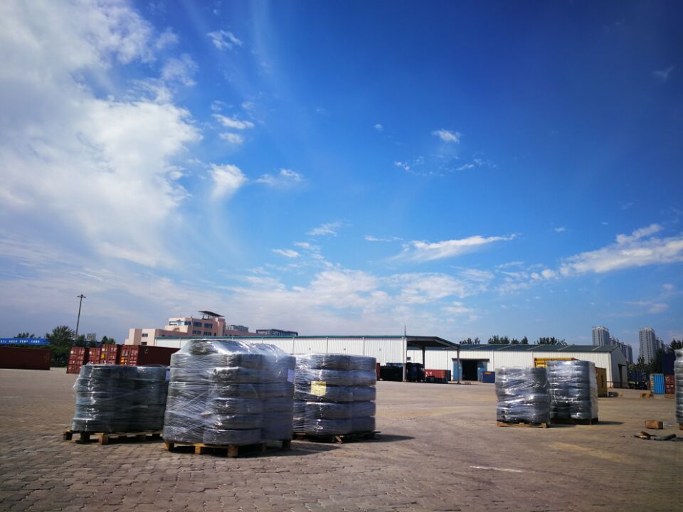 wonrayAshley's tweet photo. Special loading at the port, So nice day, ^_^  Blue sky , White Cloud and Black Tires https://t.co/rKuHBcUdM4