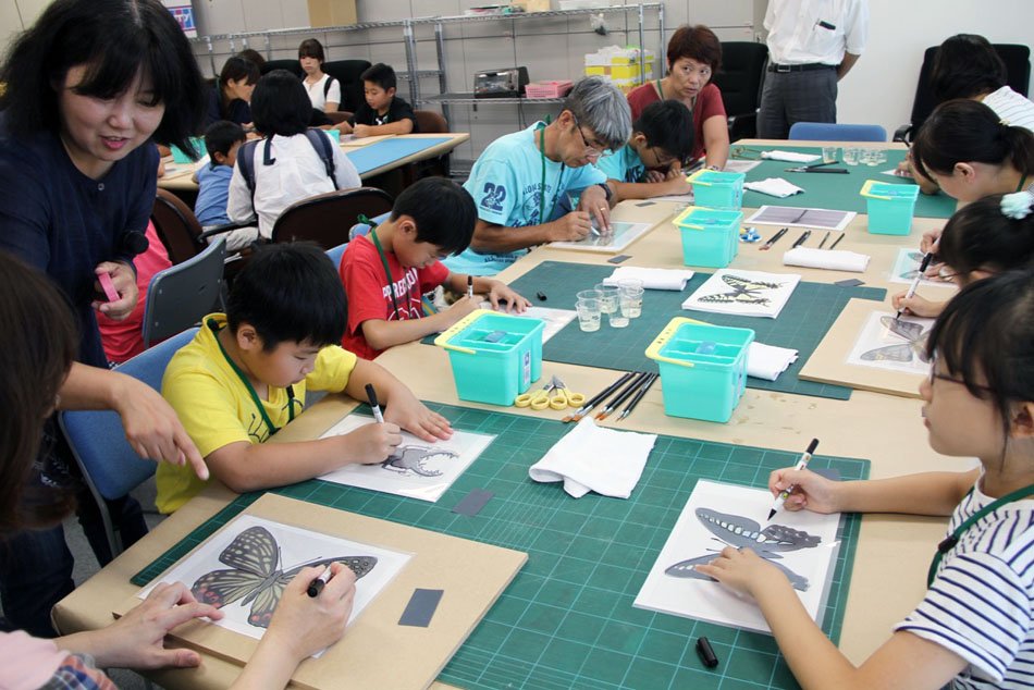 東京富士美術館 على تويتر 8 6 アーティストの小原典子氏を講師にお迎えし 光る アート昆虫採集 ワークショップを開催しました 八王子市政100周年記念イベントの一環として開催され 八王子に生息している数多くの昆虫の中から 参加者はそれぞれ好きな昆虫を